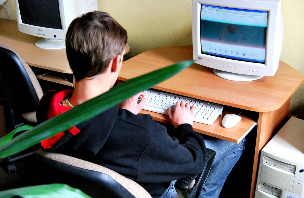 Młodzież przed komputerem
