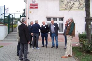 maturzyści 1971 na chodniku przed szkołą