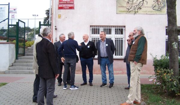 maturzyści 1971 na chodniku przed szkołą