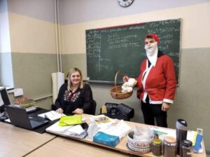 św. Mikołaj w klasie rozdaje prezenty