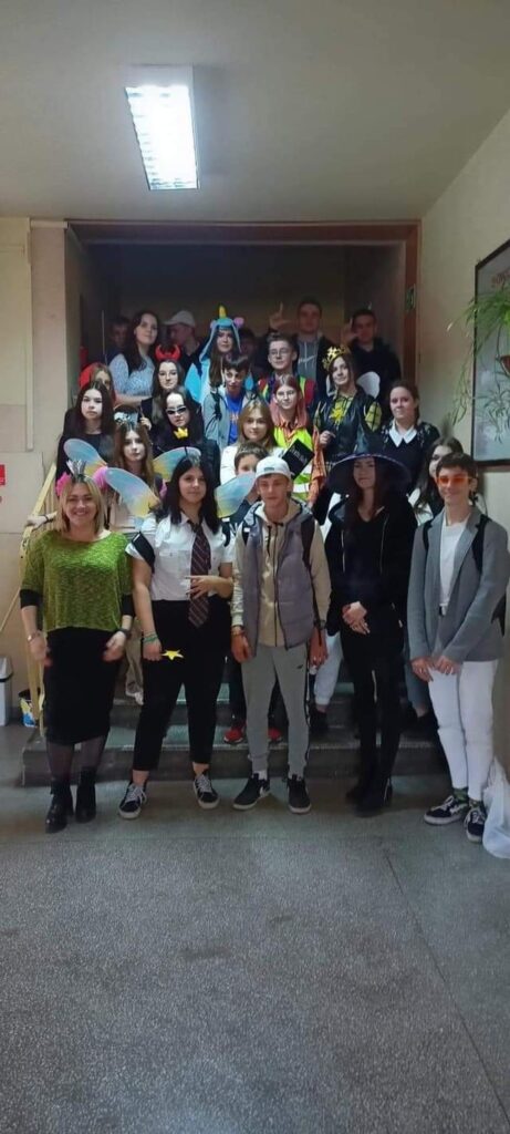 wspólne zdjęcie uczniów na korytarzu szkolnym
