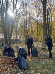 Sprzątanie cmentarza parafialnego